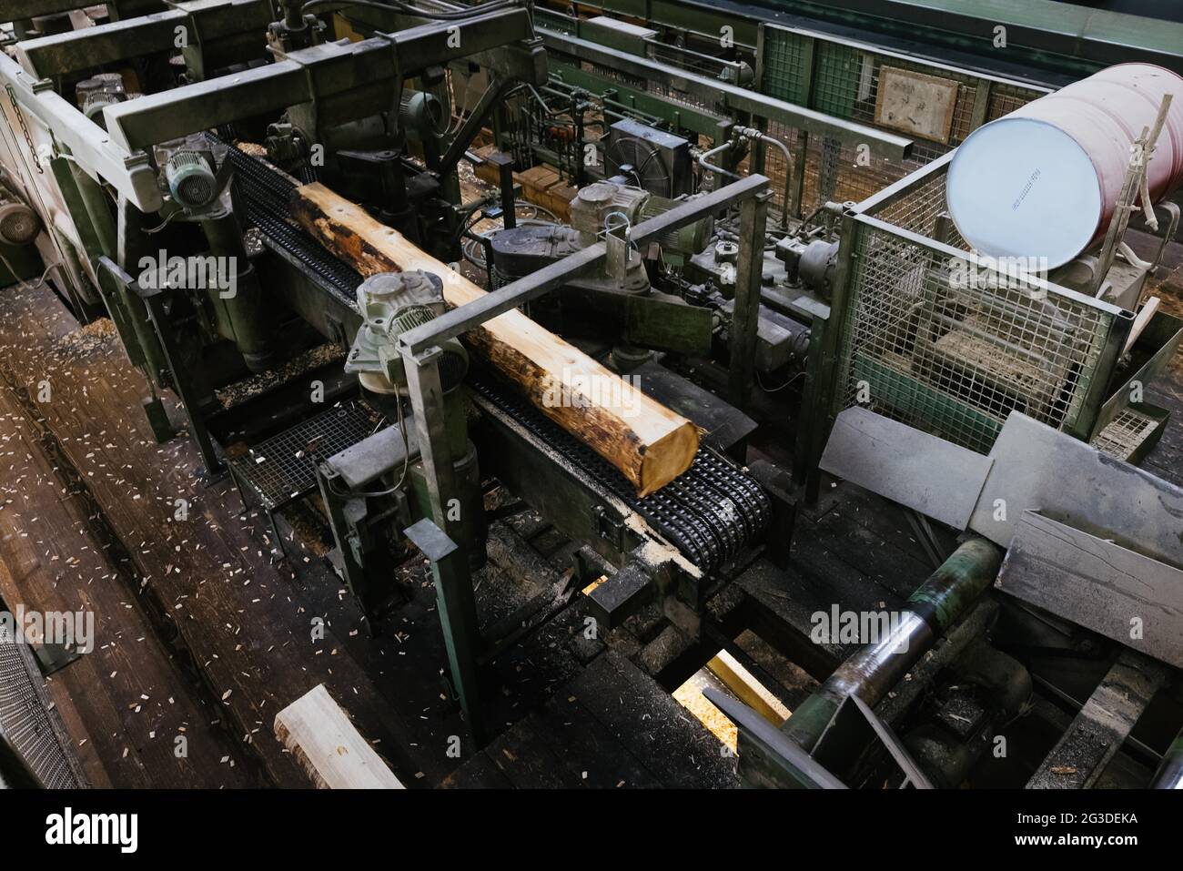 Hausach, Allemagne. 07e juin 2021. Un tronc d'arbre écorché traverse la ligne de coupe dans les locaux d'une scierie. Les prix du bois sur le marché mondial ont fortement augmenté ces derniers temps, et ce changement se fait également sentir dans les Scieries du sud-ouest. (À dpa 'Pourquoi le boom du bois a des inconvénients pour le sud-ouest') Credit: Philipp von Ditfurth/dpa/Alamy Live News Banque D'Images