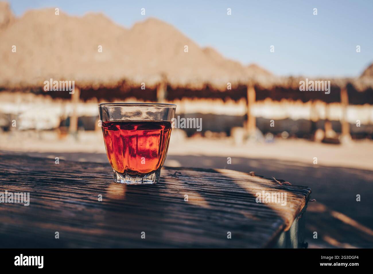 Thé noir de l'est en verre sur un tapis de l'est. Concept de thé de l'est. Coupe traditionnelle Armudu. Mise au point sélective Banque D'Images