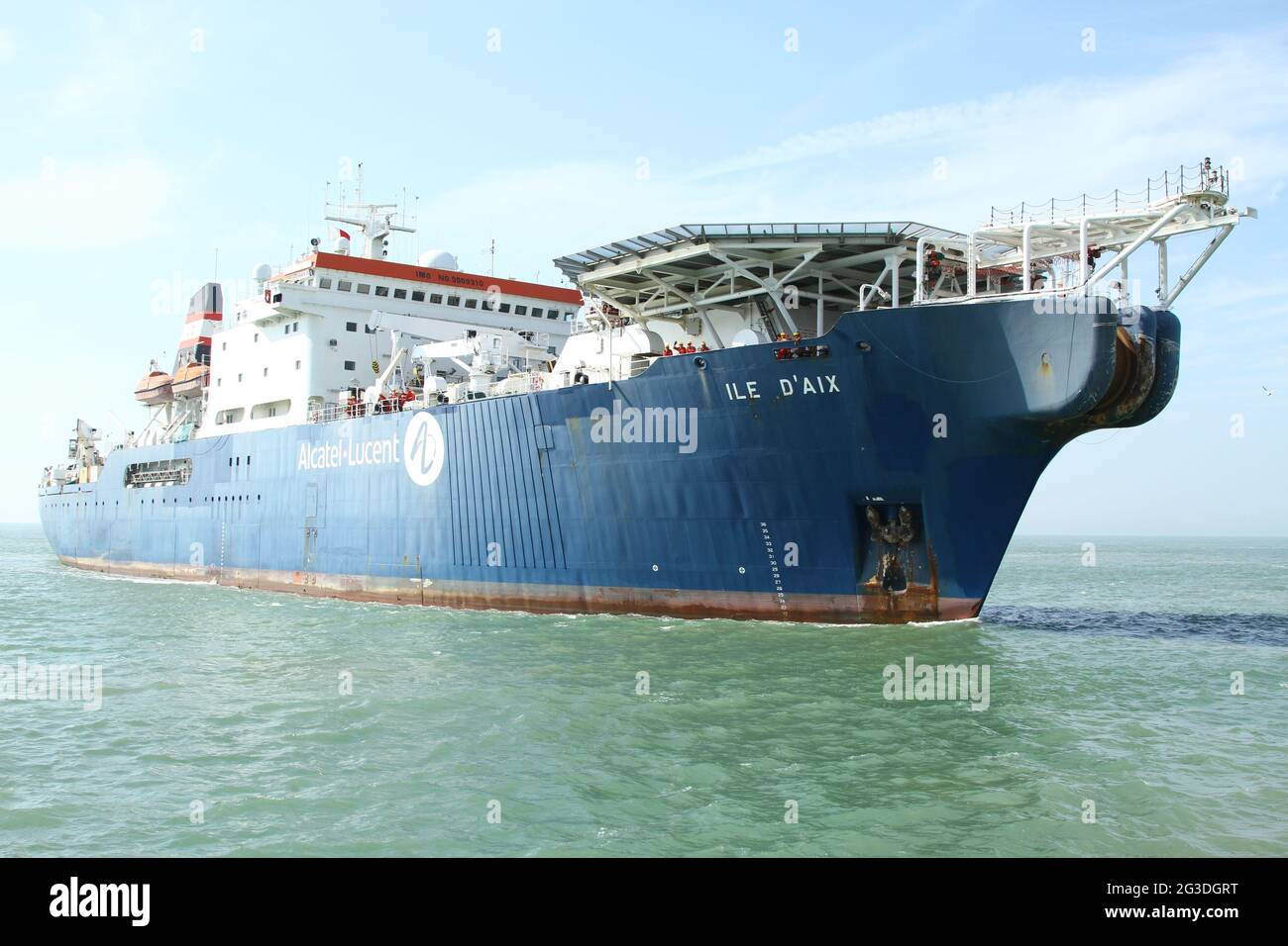 Matelots et autres travailleurs qualifiés à bord d'un cargo entrant dans le port français de Calais. Marins marchands. Maritime. Expédition. Transport mondial de marchandises et de matières premières. Banque D'Images