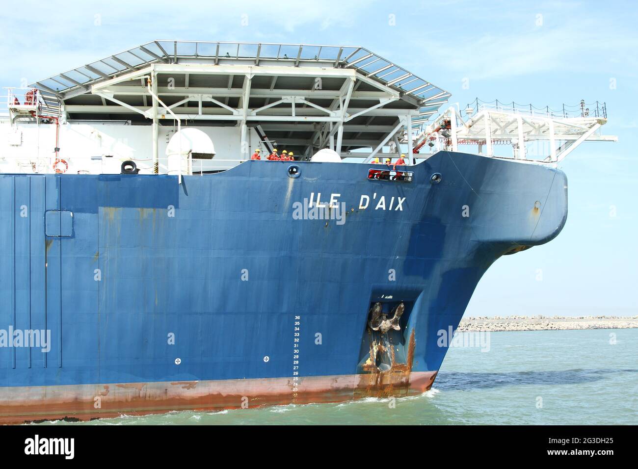 Matelots et autres travailleurs qualifiés à bord d'un cargo entrant dans le port français de Calais. Marins marchands. Maritime. Expédition. Transport mondial de marchandises et de matières premières. Banque D'Images