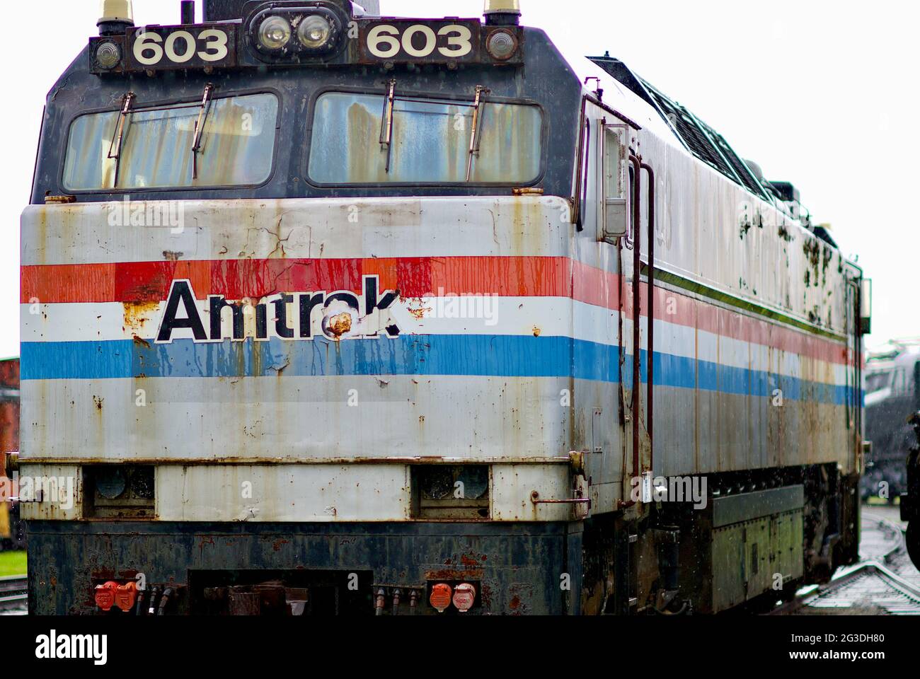 Des pluies légères tombent sur des locomotives Amtrak d'époque exposées à l'extérieur au musée du chemin de fer de Pennsylvanie dans le comté de Lancaster. Banque D'Images