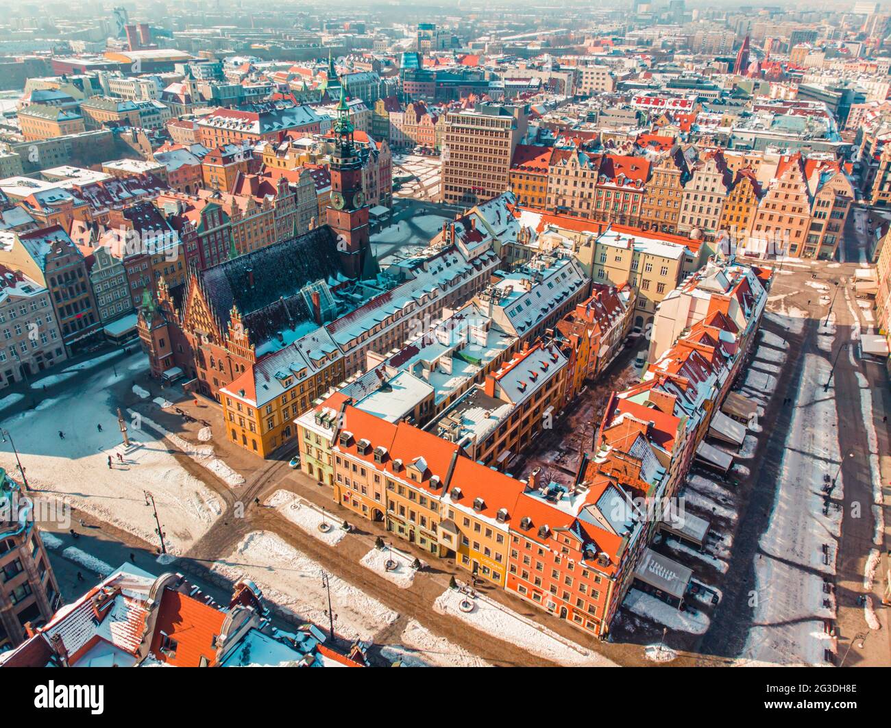 Wroclaw, Pologne 02.15.2021 - vue aérienne panoramique des bâtiments de la vieille ville. Journée ensoleillée dans la ville de Wroclaw. Vieilles maisons de ville colorées. Architecture de la vieille ville. Banque D'Images
