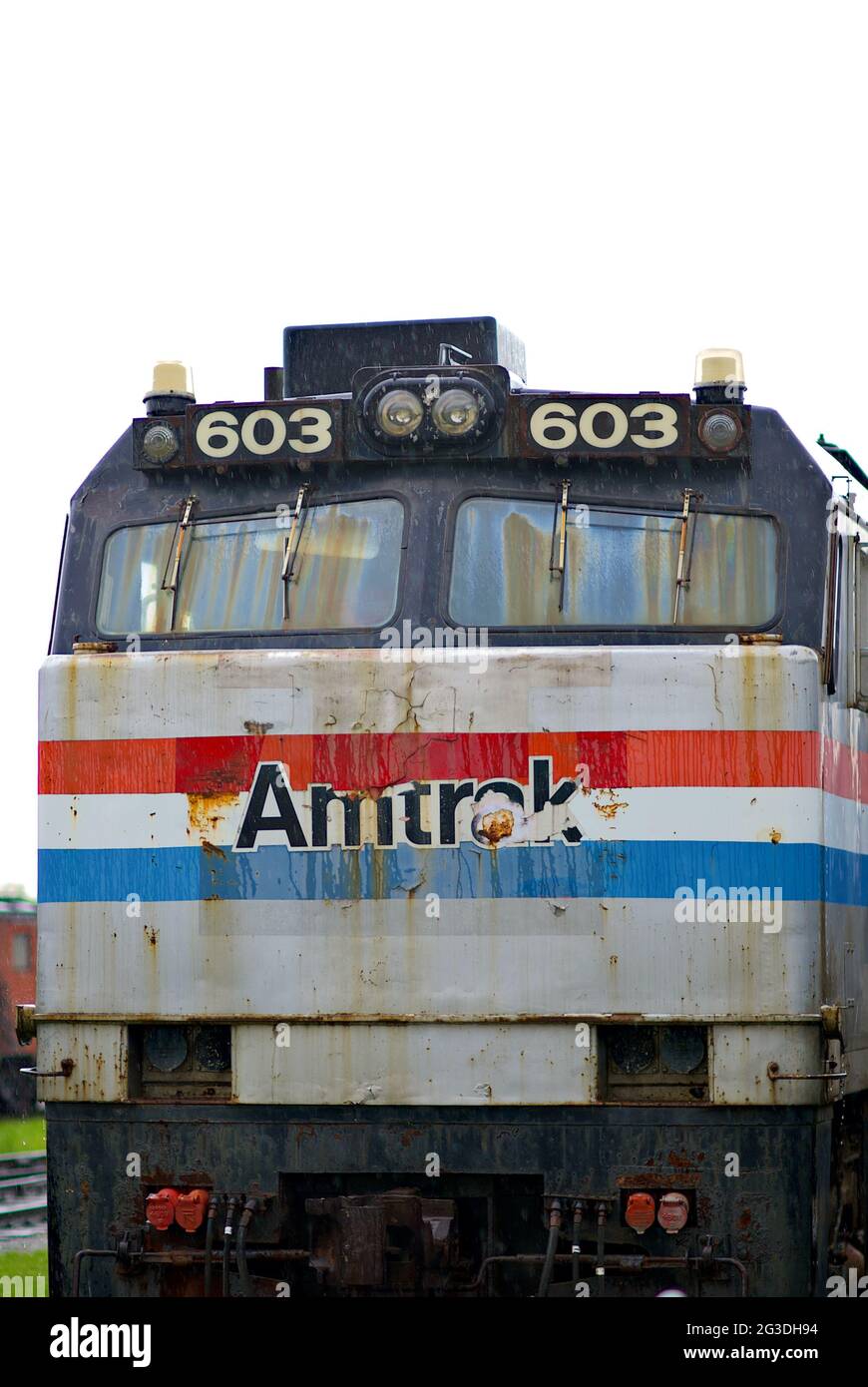 Des pluies légères tombent sur des locomotives Amtrak d'époque exposées à l'extérieur au musée du chemin de fer de Pennsylvanie dans le comté de Lancaster. Banque D'Images
