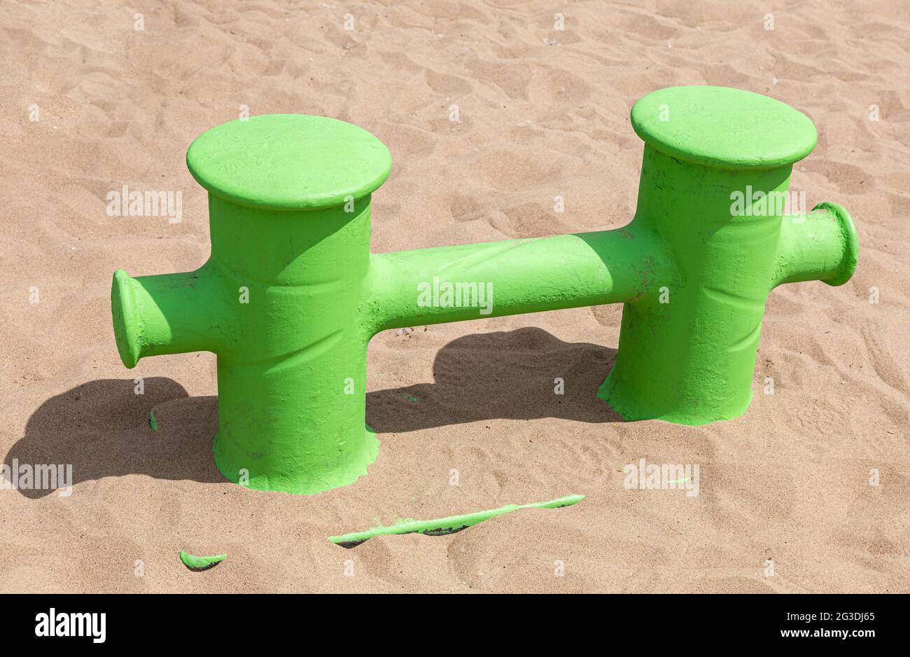 Borne verte d'amarrage dans le port sur la plage de sable Banque D'Images