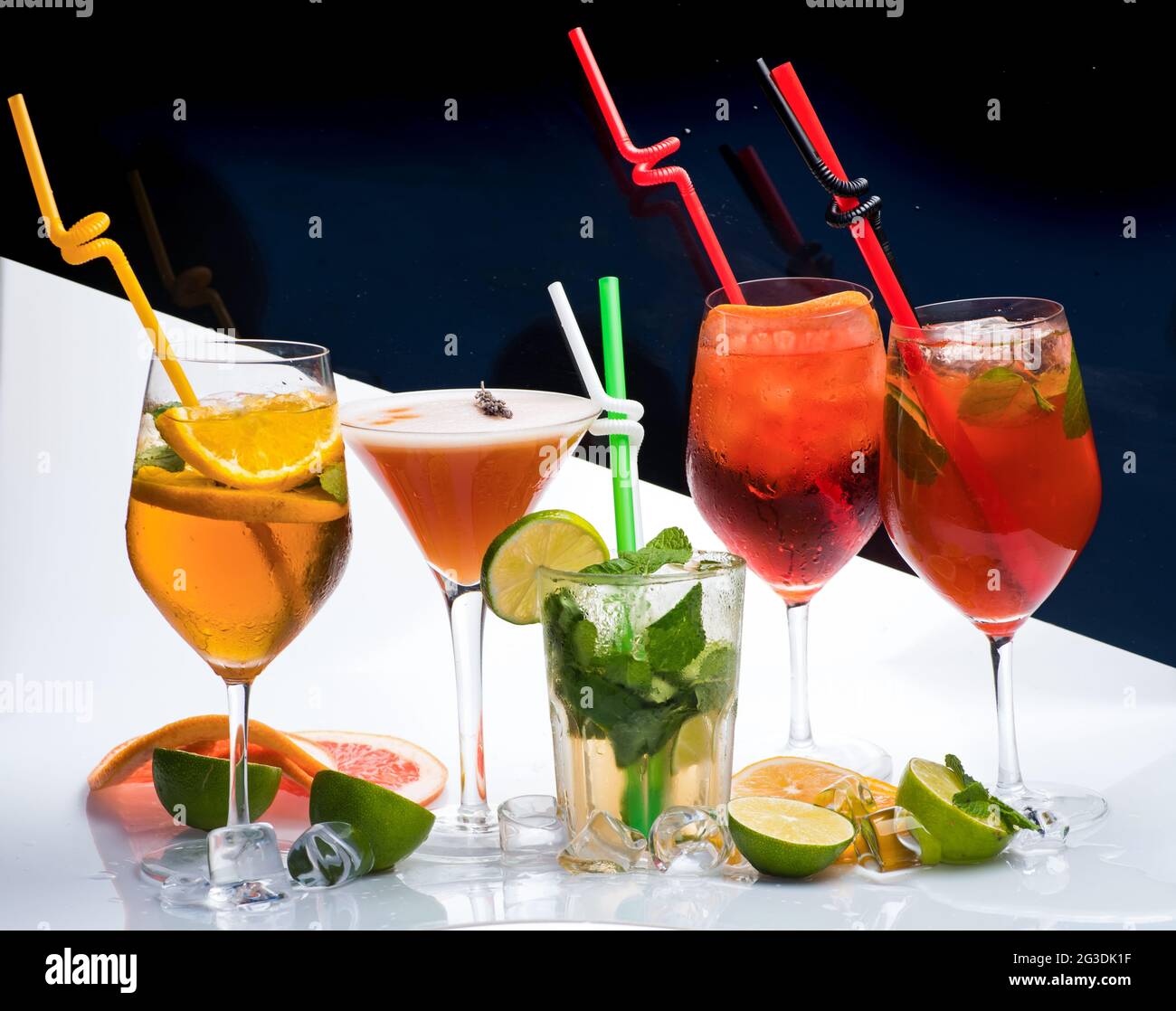 Cocktails sur fond noir et blanc avec mojito. Banque D'Images