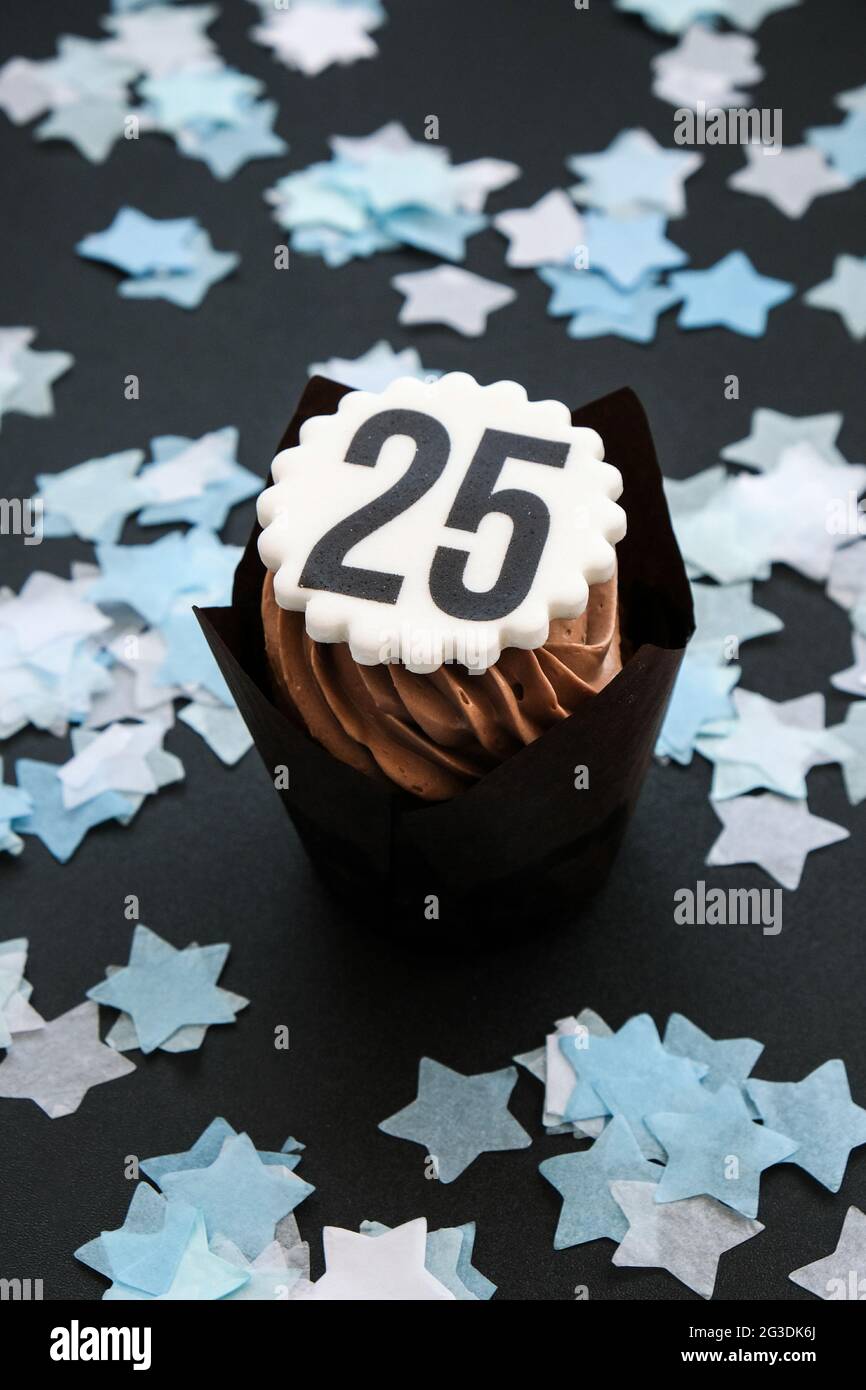 Numero 25 Sur Un Delicieux Gateau Au Chocolat Avec De La Creme Sur Fond Sombre Muffin Gateau D Anniversaire 25 Ans Photo Stock Alamy
