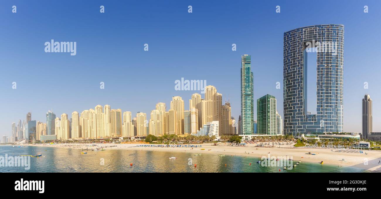 Dubai Jumeirah Beach JBR Marina Skyline architecture bâtiments Voyage panorama de vacances dans la ville des Émirats arabes Unis Banque D'Images
