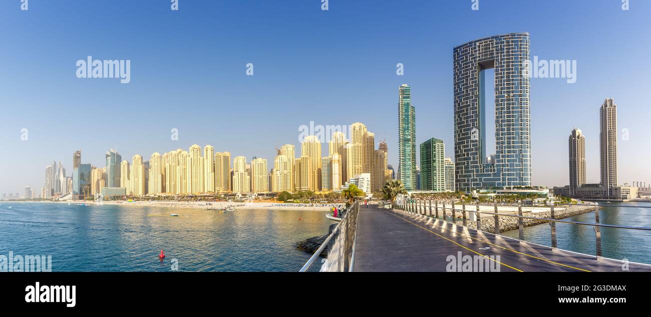 Dubai Jumeirah Beach JBR Marina Skyline architecture bâtiments Voyage panorama de vacances dans la ville des Émirats arabes Unis Banque D'Images