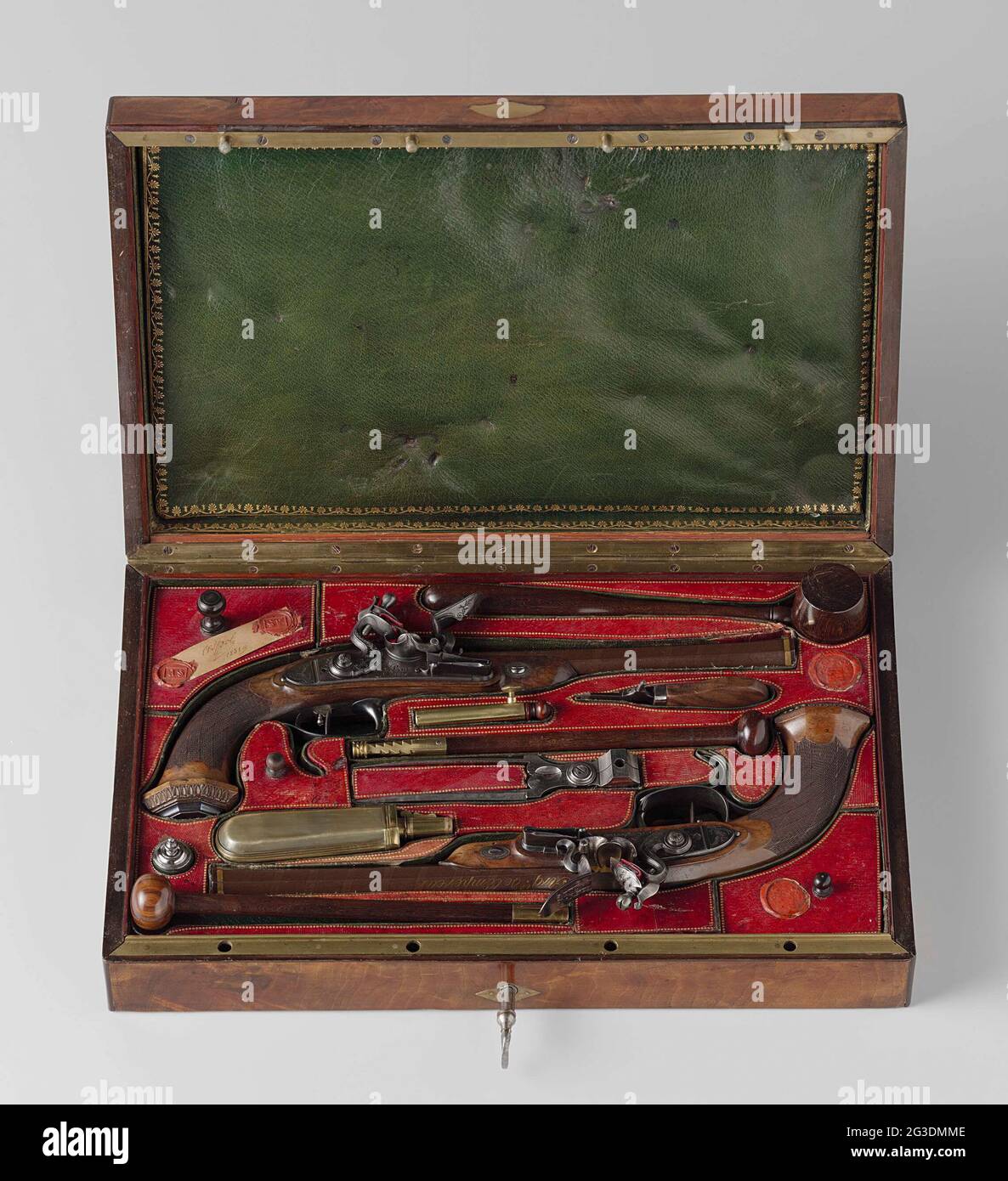 Boîtier avec pistolets Dueling. Ce cas avec des pistolets et des outils duels a été réalisé dans l'atelier de Jean le page à Paris. Jusqu’à la bataille de Waterloo (1815), le page était autorisé à porter le titre d’Arquebusier de l’Empereur : tireur de l’empereur Napoléon. Cette affaire est entrée en possession du lieutenant Henry Sagermans de Bruxelles peu après la bataille de Waterloo. Sagermans a affirmé que les pistolets avaient été trouvés dans la voiture de voyage de Napoléon qui avait été abandonnée près du champ de bataille. Banque D'Images