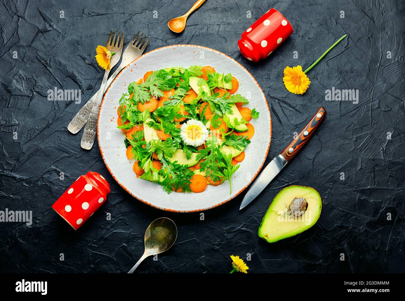 Salade saine avec feuilles de chrysanthème, carottes et avocat et herbes. Salade végétarienne. Banque D'Images
