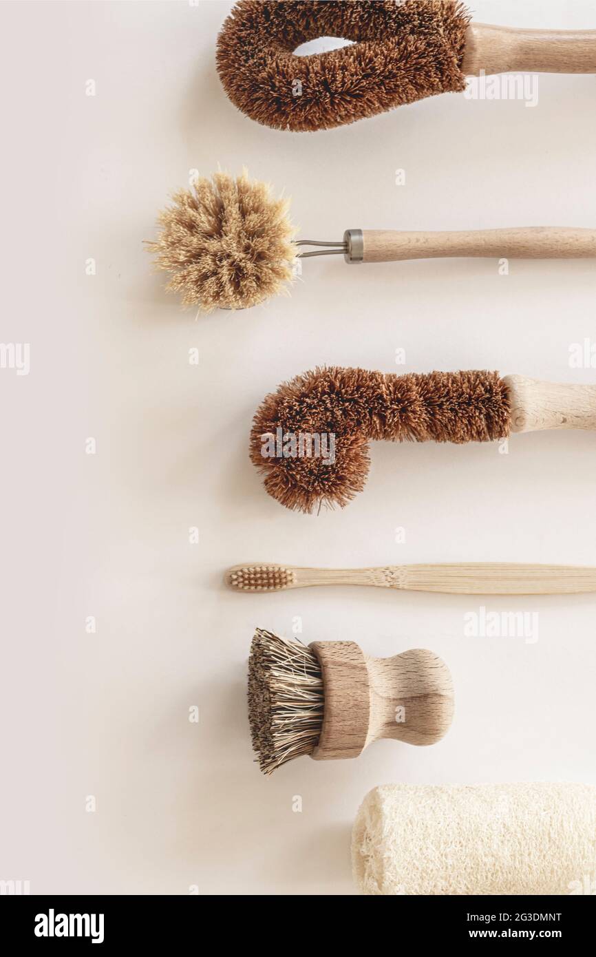Concept de nettoyage de cuisine zéro déchet. Outils et produits de nettoyage naturels écologiques, brosses en bambou. Pas de plastique, style de vie écologique. Vue de dessus, plan d'appartement. Banque D'Images