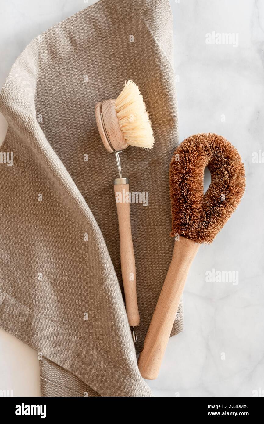 Concept de nettoyage de cuisine zéro déchet. Outils et produits de nettoyage naturels écologiques, brosses en bambou. Pas de plastique, style de vie écologique. Vue de dessus, plan d'appartement. Banque D'Images