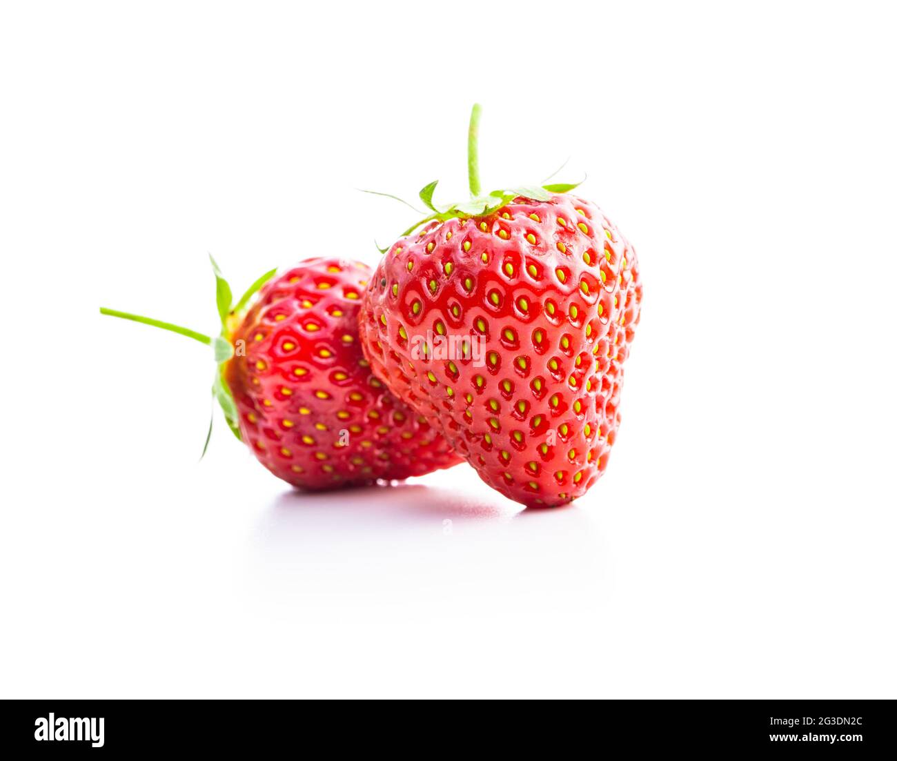 Fraises rouges mûres entières isolées sur fond blanc. Banque D'Images