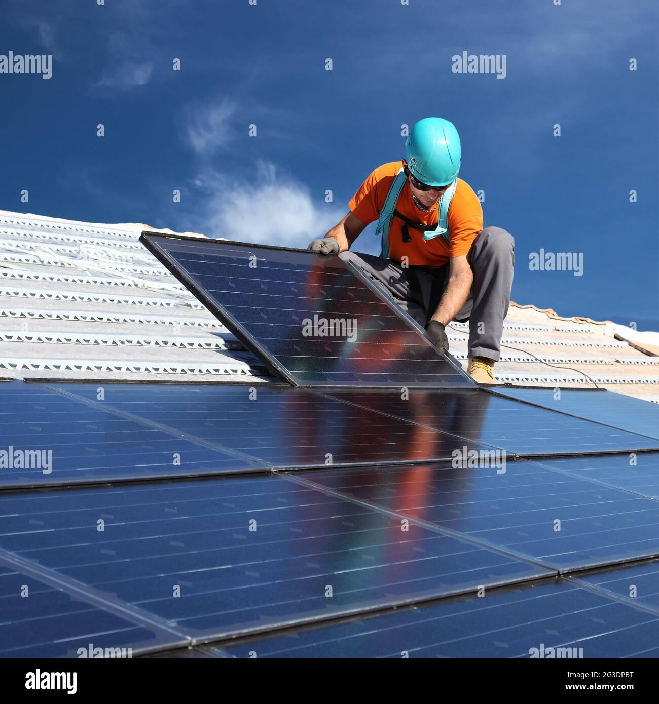 L'installation de l'énergie de remplacement des panneaux solaires photovoltaïques sur le toit Banque D'Images