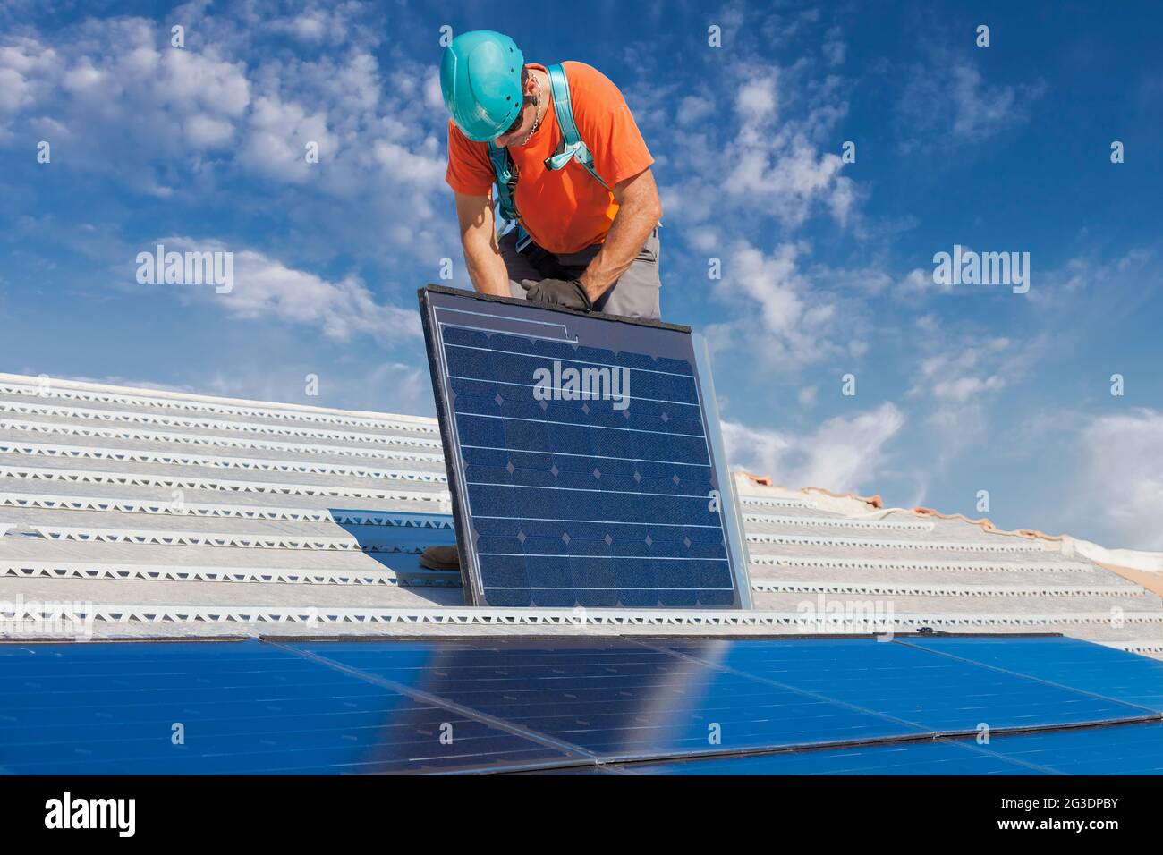 technicien d'installation des panneaux solaires Banque D'Images