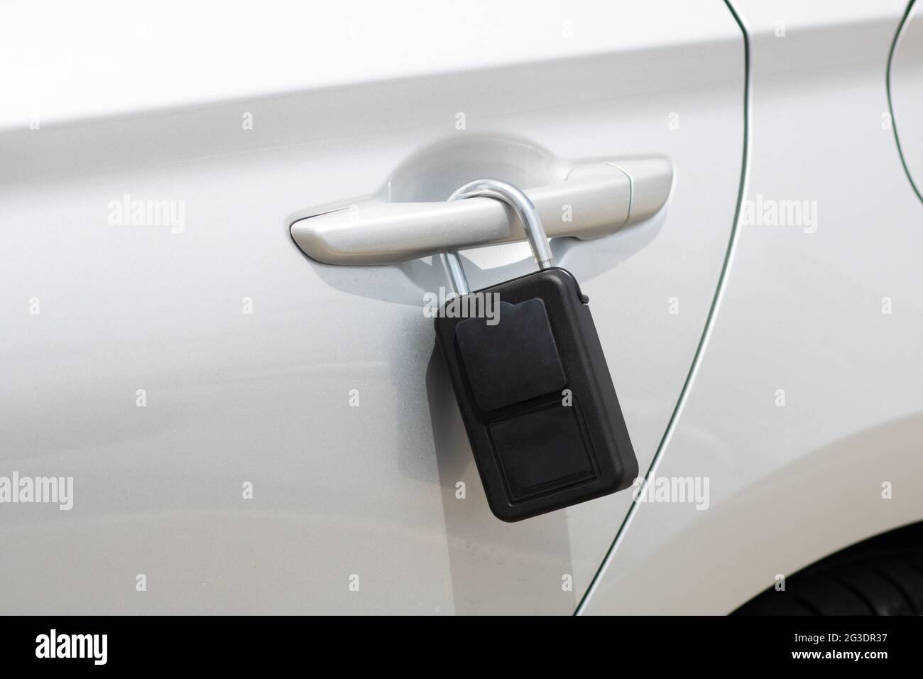 Gros plan d'un coffre-fort portatif à clé à cadenas fixé à une poignée de  porte de voiture contenant des clés de voiture ou de maison pendant le surf  Photo Stock - Alamy