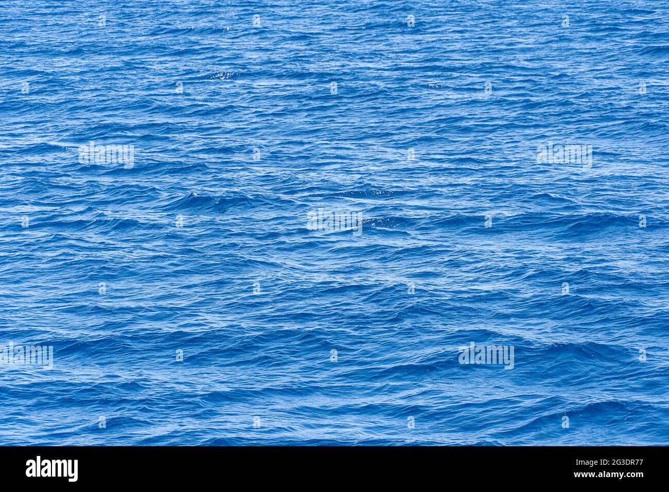 Mer bleue avec vagues. Fond d'eau de mer calme. Banque D'Images