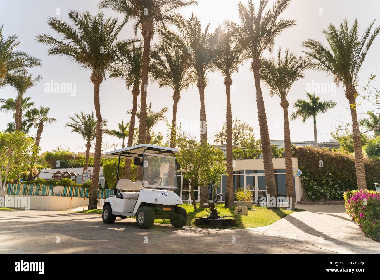 Une petite voiture de golf est garée sur place. La voiture pour un mouvement pratique Banque D'Images