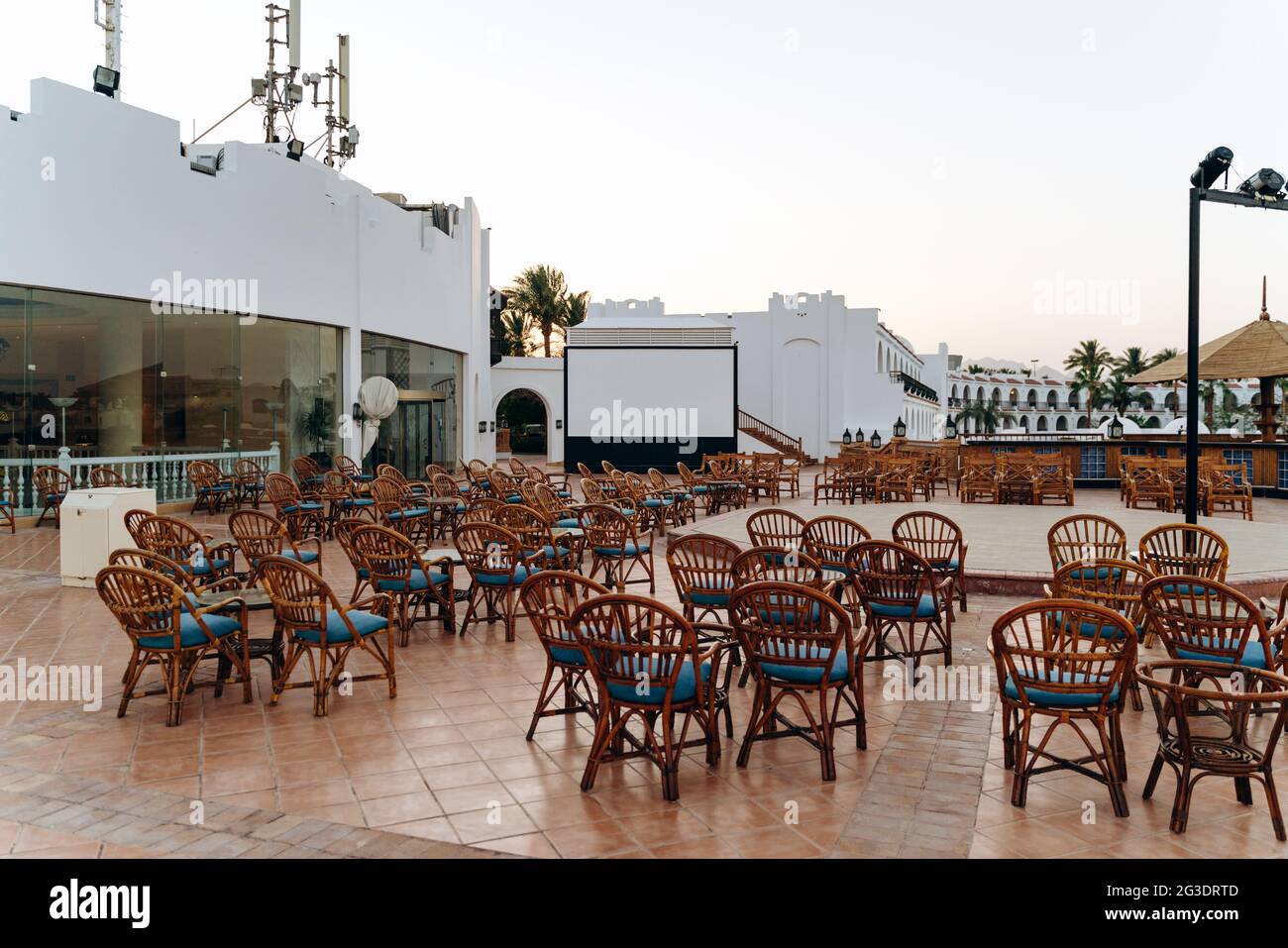 Scène extérieure en été. Terrasse d'été avec tables et chaises, scène pour les spectacles et les divertissements Banque D'Images