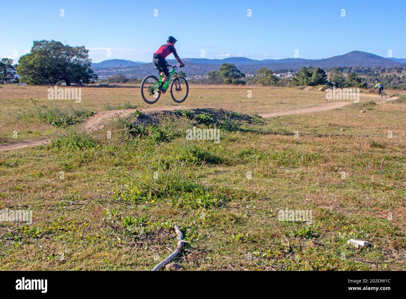 Vélo tout terrain sur la piste Old Duffy Descent au parc de la forêt Stromlo Banque D'Images