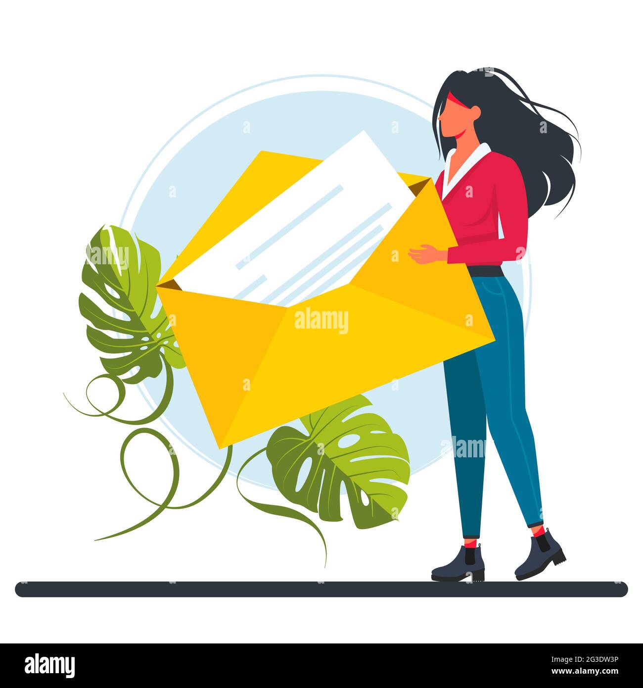 Une petite femme tient une énorme enveloppe jaune. Personnages rédaction, envoi ou obtention de messages post concept de messages. Illustration vectorielle. Banque D'Images