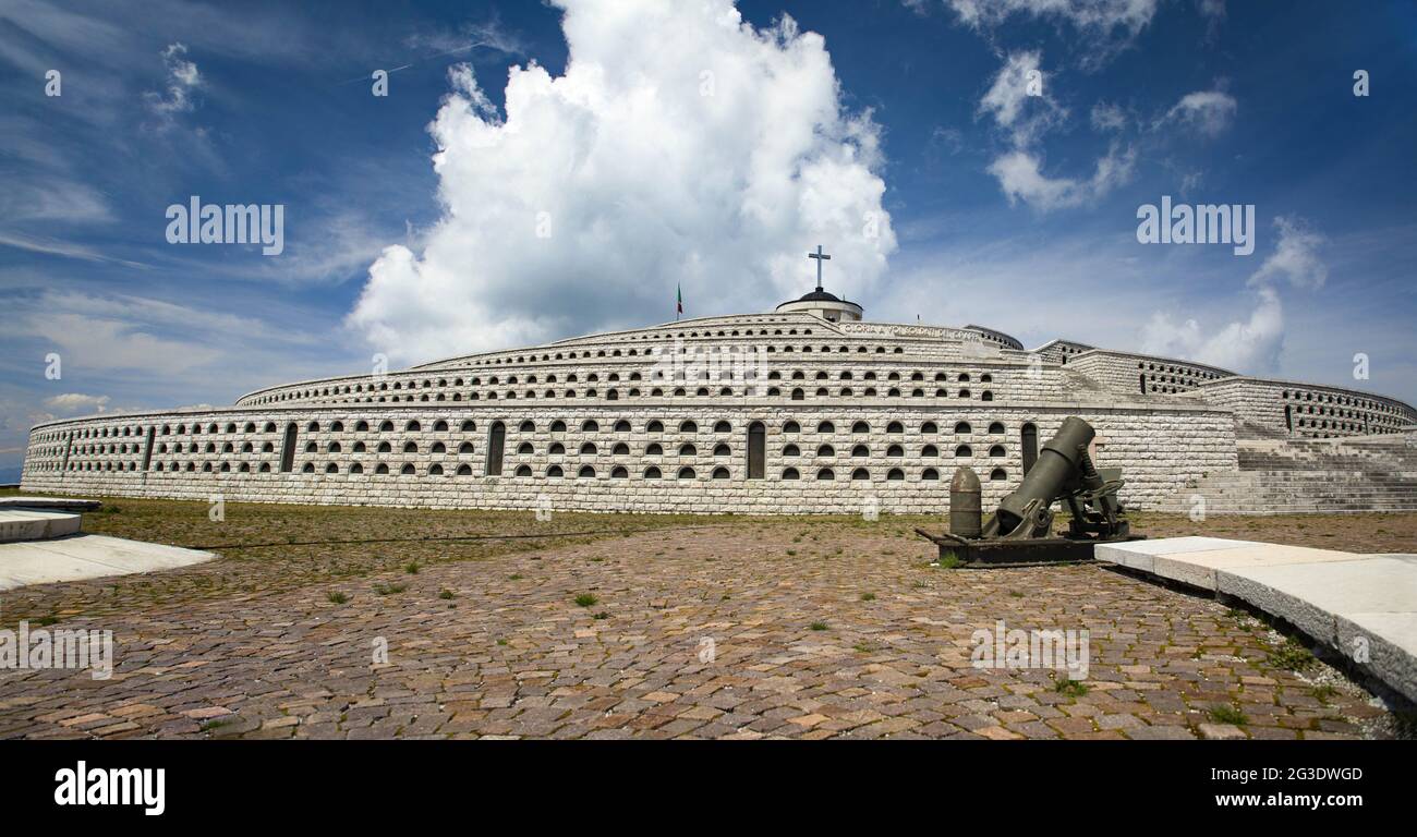 Le sacrario Militare di Bassano del Grappa panoramica sul Monte Grappa Banque D'Images