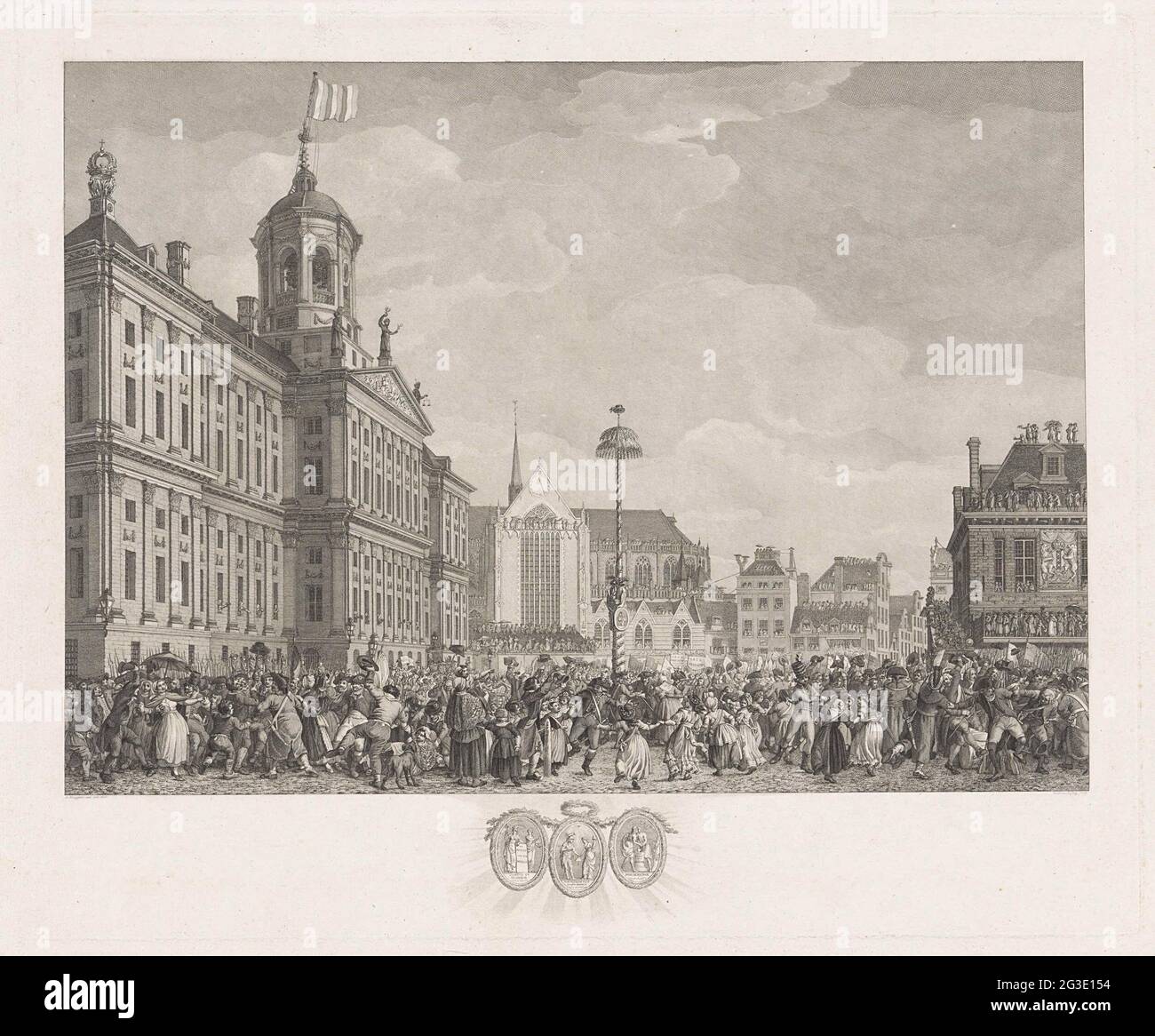 Feest of Freedom sur la place du Dam à Amsterdam, le 4 mars 1795. Fête de la liberté, célébrée avec l'inauguration de l'arbre de la liberté sur le barrage d'Amsterdam, le 4 mars 1795. Vue sur le barrage avec une grande foule dansant à l'arbre de la liberté. Dans la marge, les trois emblèmes allégoriques de la liberté, de l'égalité et de la fraternité pendaient sur l'arbre. Banque D'Images