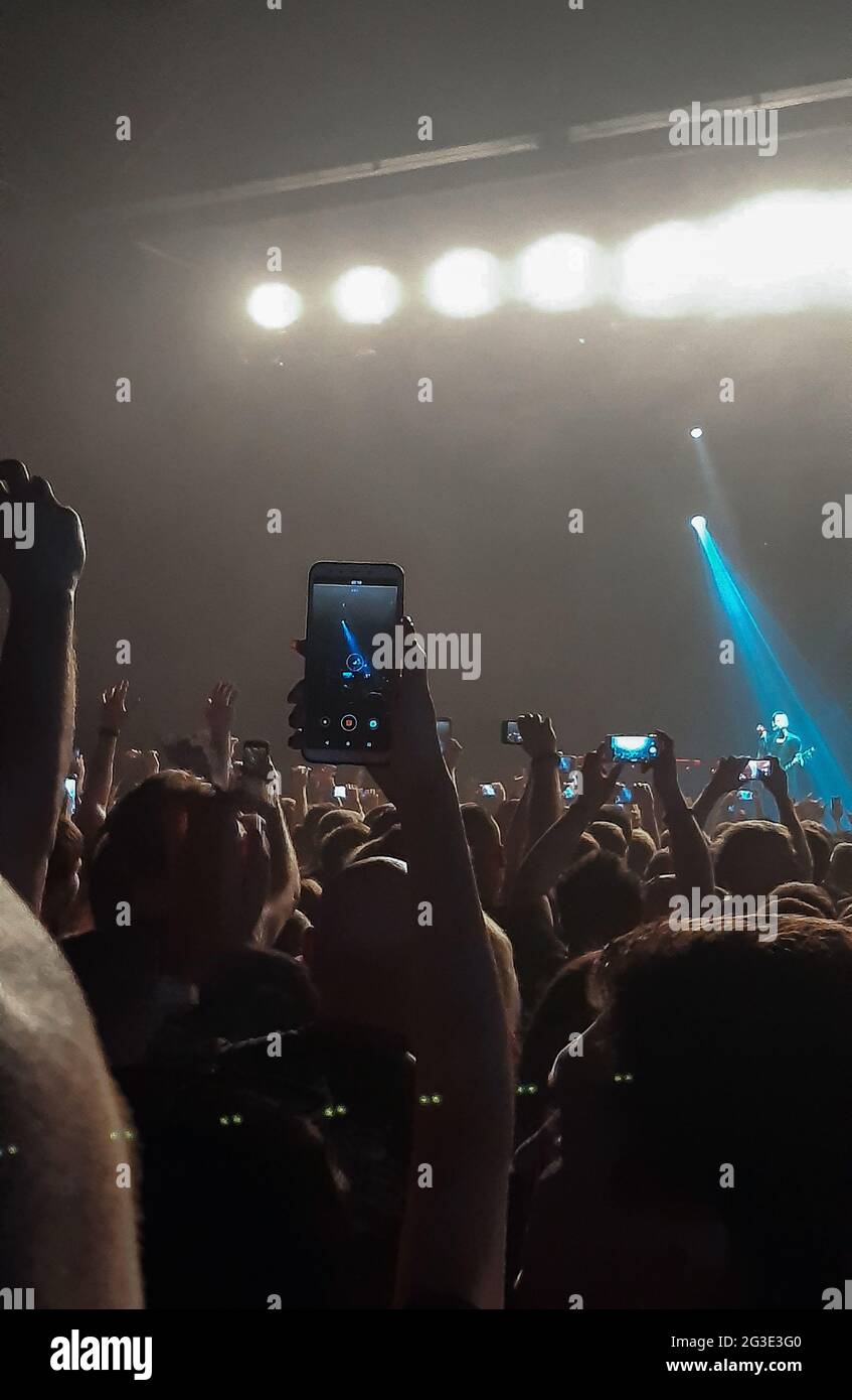Concert de rock devant un grand public dans un club avec tournage sur un téléphone mobile Banque D'Images