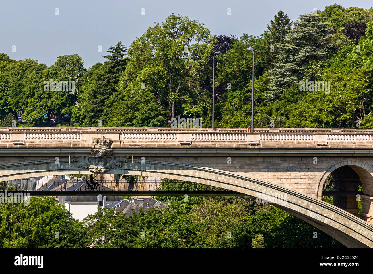 Les cyclistes ont leur propre voie sous le pont Adolphe à Luxembourg. Le pont Adolphe, construit en 1903, est toujours l'un des plus grands ponts voûants en pierre du monde. En 2017, il a été prolongé d'un deuxième niveau de quatre mètres de large pour les cyclistes et les piétons Banque D'Images