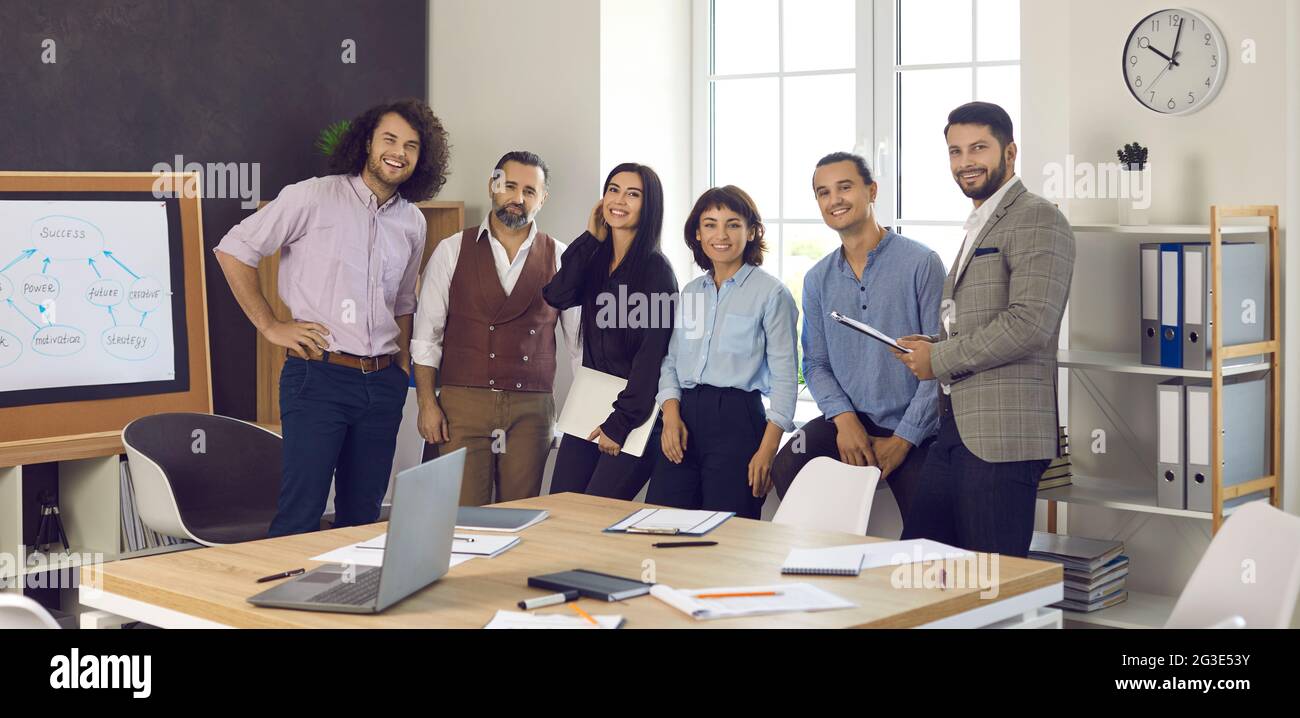 Une équipe de professionnels créatifs se tenant ensemble dans un bureau moderne Banque D'Images
