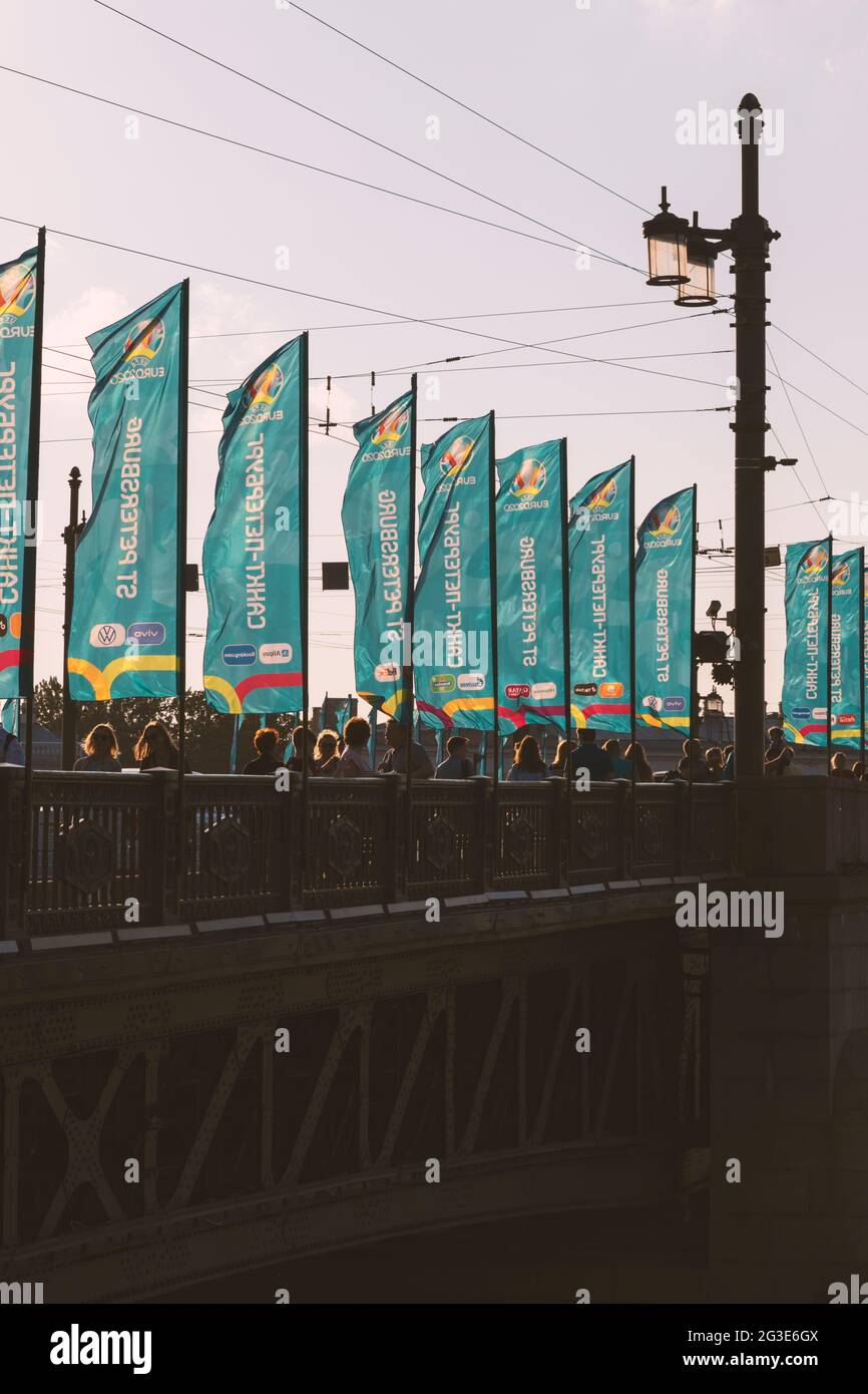 Saint-Pétersbourg, Russie - 12 juin 2021 : rangée de drapeaux de l'UEFA avec les symboles du championnat de football Euro 2020 sur la rampe du pont Banque D'Images