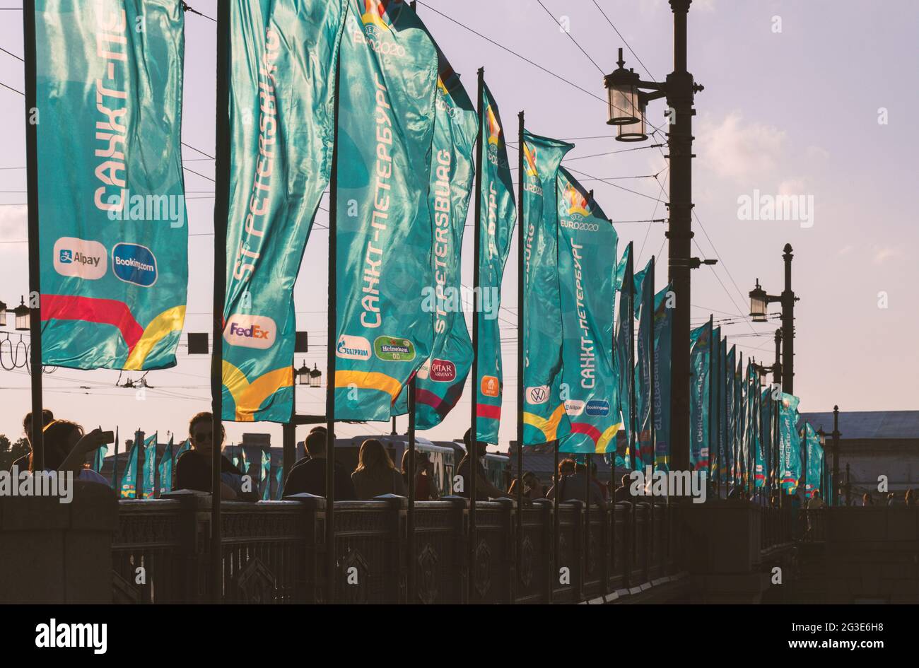 Saint-Pétersbourg, Russie - 12 juin 2021 : des drapeaux portant les symboles du championnat de football 'Euro 2020' sont installés sur les mâts de drapeaux Banque D'Images