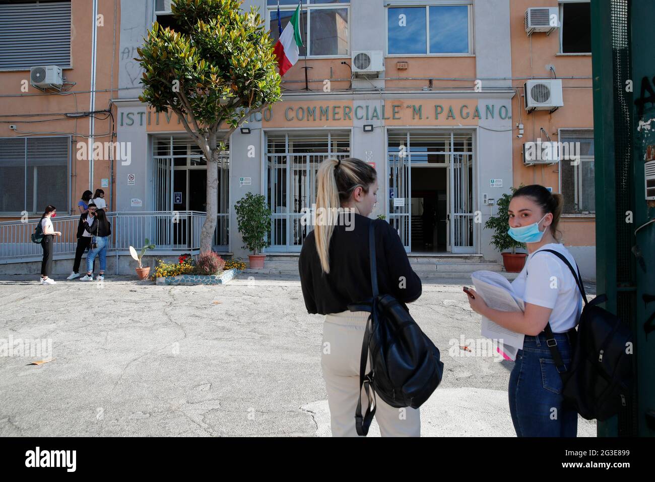 Naples, Italie. 16 juin 2021. Naples, étudiants le premier jour de l'école secondaire, examens d'état à l'école secondaire Mercalli et l'institut technique de Pagano crédit: Agence de photo indépendante/Alamy Live News Banque D'Images