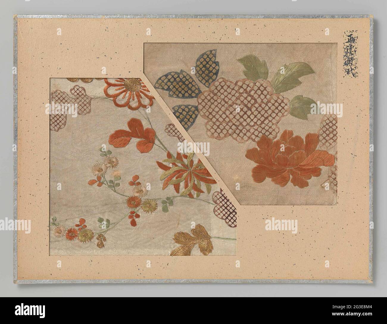 Deux fragments textiles. Fragments textiles, deux broderies et imprimé de fleurs sur fond beige foncé et clair. Banque D'Images