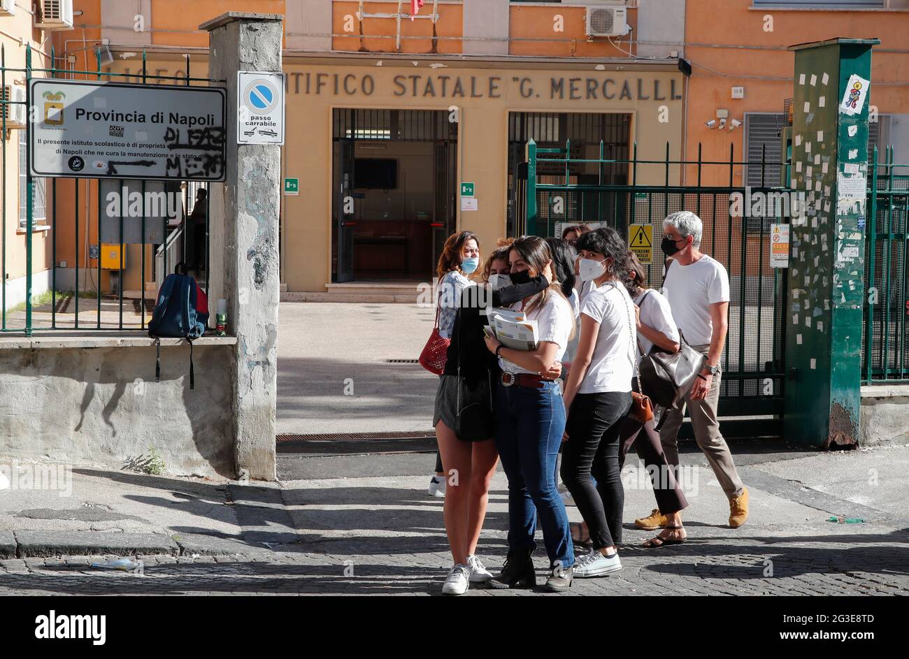 Naples, Italie. 16 juin 2021. Naples, étudiants le premier jour de l'école secondaire, examens d'état à l'école secondaire Mercalli et l'institut technique de Pagano crédit: Agence de photo indépendante/Alamy Live News Banque D'Images