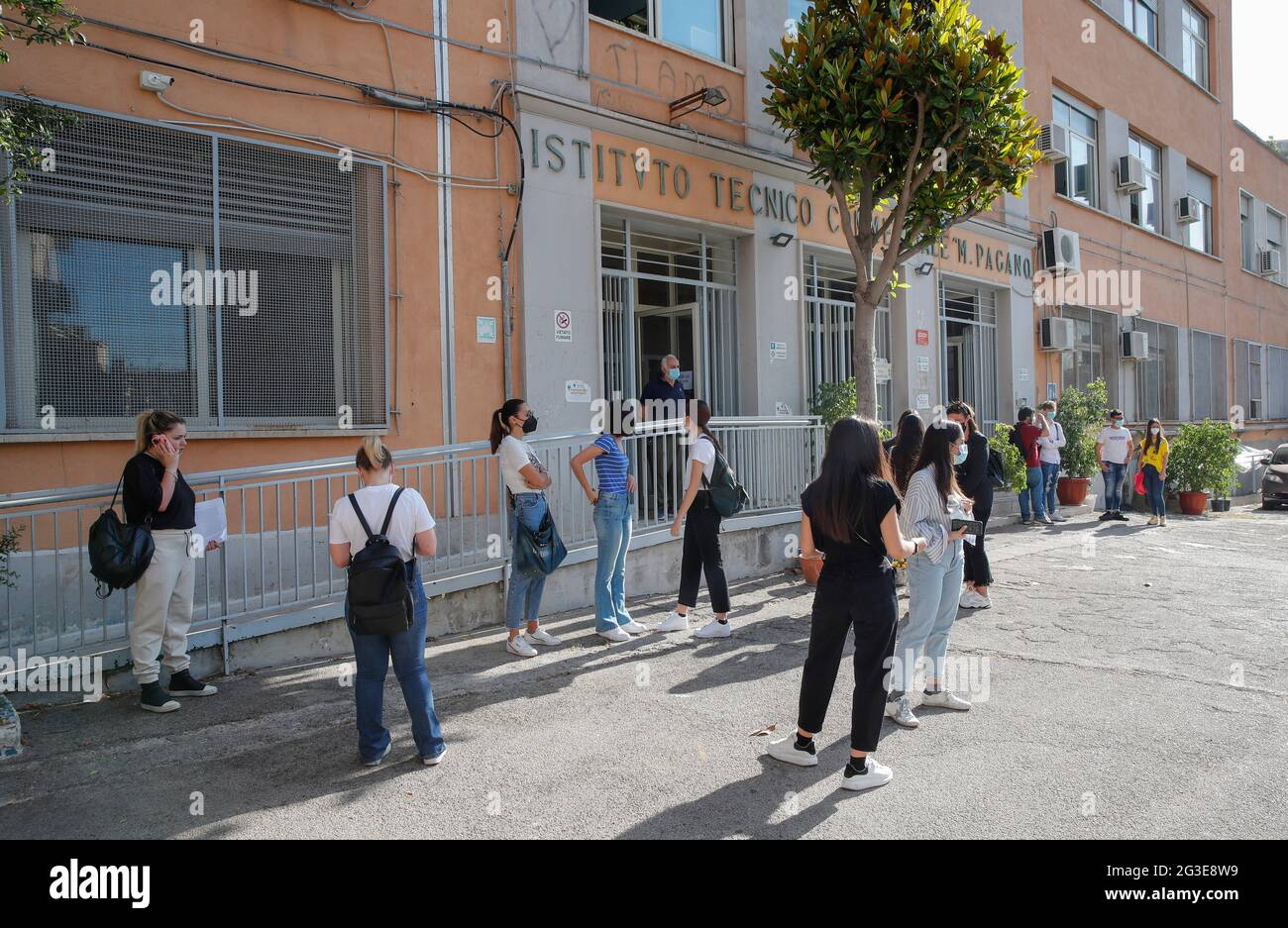 Naples, Italie. 16 juin 2021. Naples, étudiants le premier jour de l'école secondaire, examens d'état à l'école secondaire Mercalli et l'institut technique de Pagano crédit: Agence de photo indépendante/Alamy Live News Banque D'Images