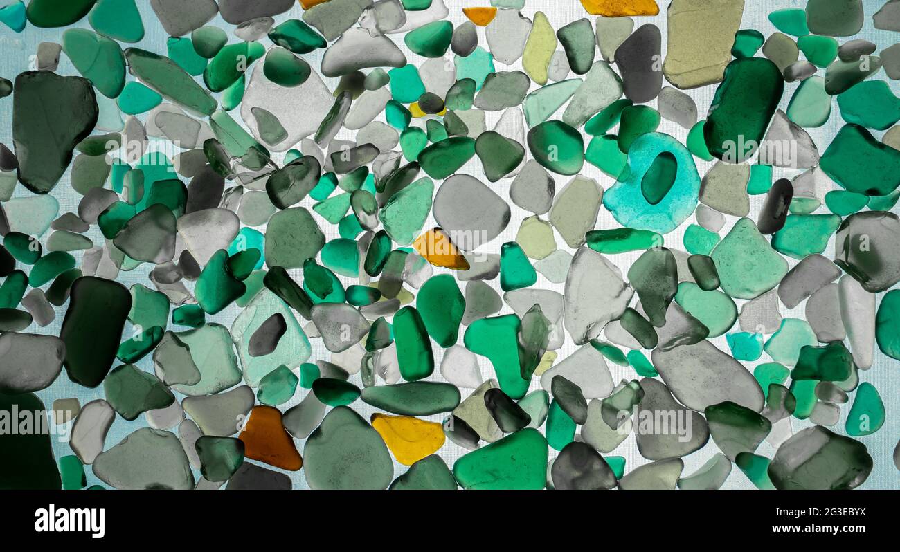 Arrière-plan d'été depuis la vue de dessus en verre de mer. Verre cassé de l'océan. Motif de mer. Mosaïque océanique. Couleurs naturelles de bleu, vert, blanc trouvées sur le Banque D'Images