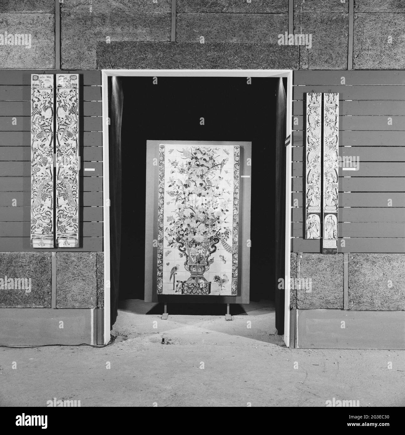 Panneau sur pied avec ruban pour carreaux sur lequel est représenté un agencement floral, tables en carreaux allongées suspendues des deux côtés ; carreaux d'exposition de la propriété. . Banque D'Images