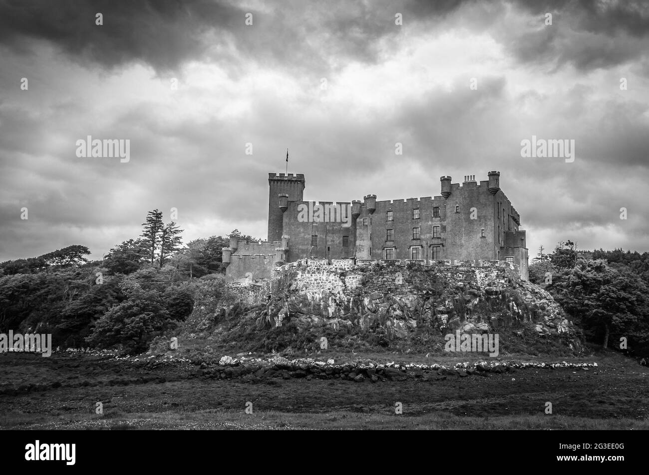 Vue en noir et blanc sur le château de Dunvegan, résidence de la famille des clans MacLeod, île de Skye, Écosse. Concept: Voyage en Ecosse, historique Scott Banque D'Images