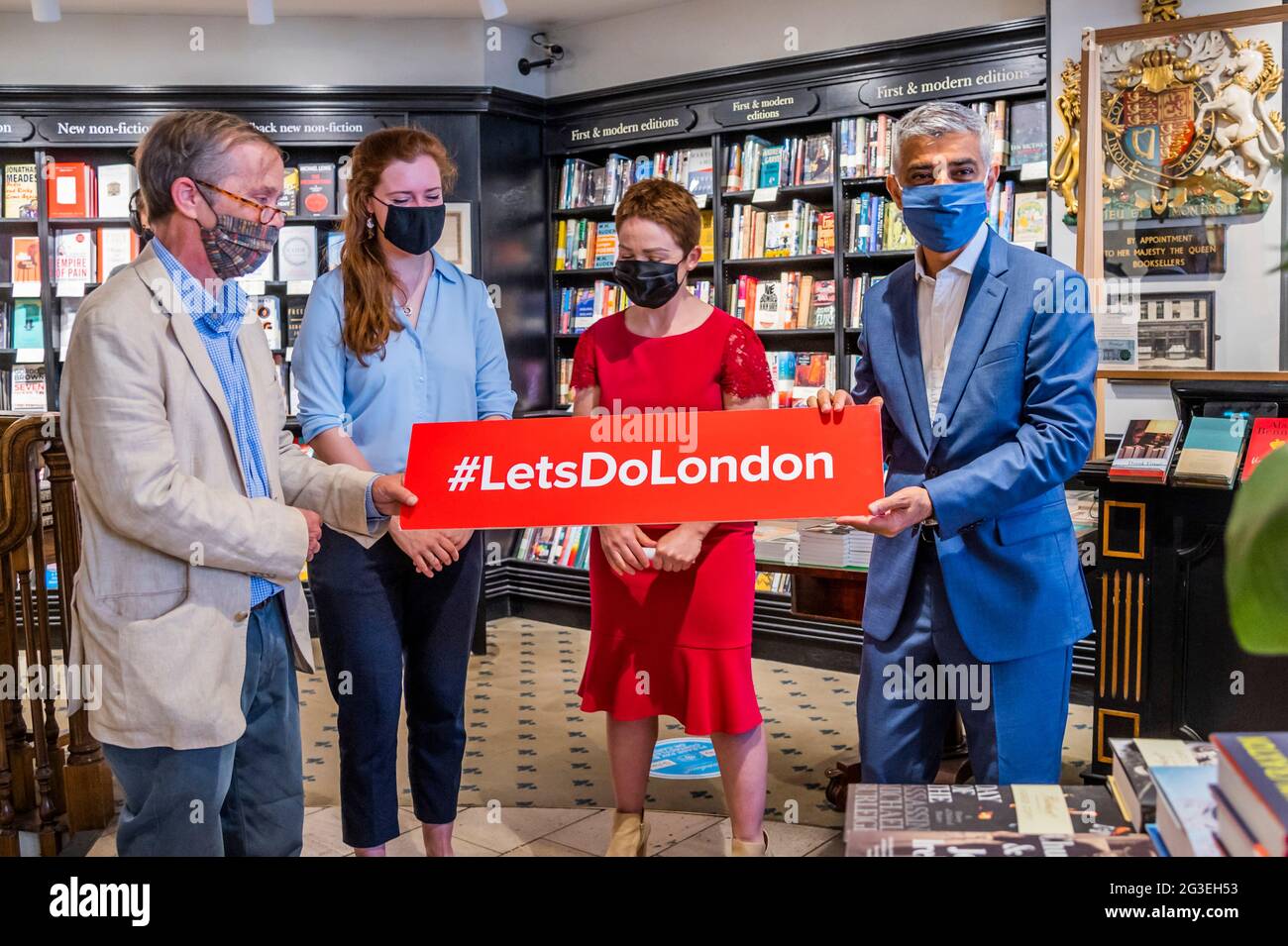 Londres, Royaume-Uni. 16 juin 2021. Sadiq Khan visite Hatchards Book Shop dans le cadre de sa campagne Lets Do London. Crédit : Guy Bell/Alay Live News Banque D'Images