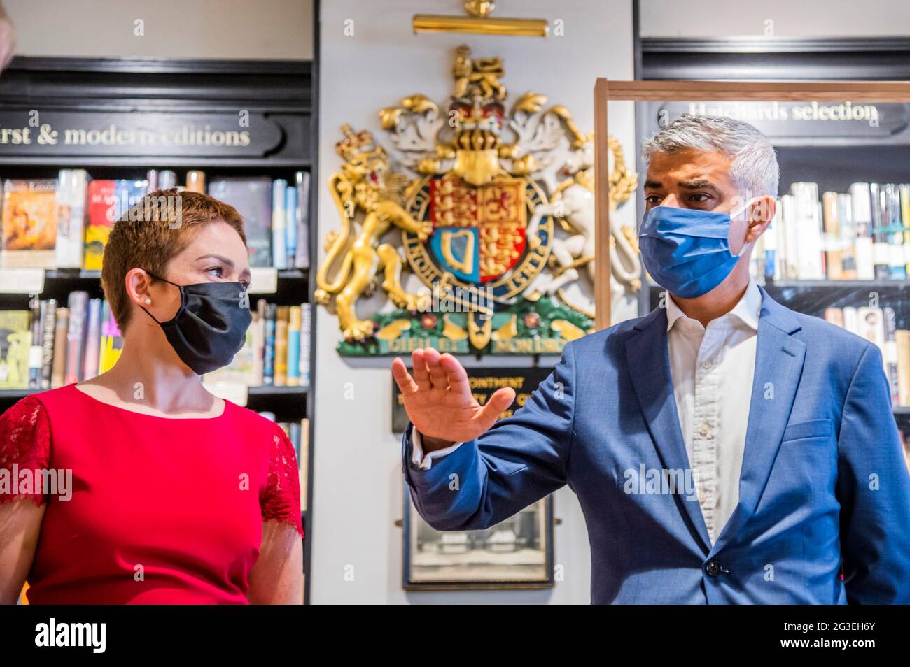 Londres, Royaume-Uni. 16 juin 2021. Sadiq Khan visite Hatchards Book Shop dans le cadre de sa campagne Lets Do London. Crédit : Guy Bell/Alay Live News Banque D'Images