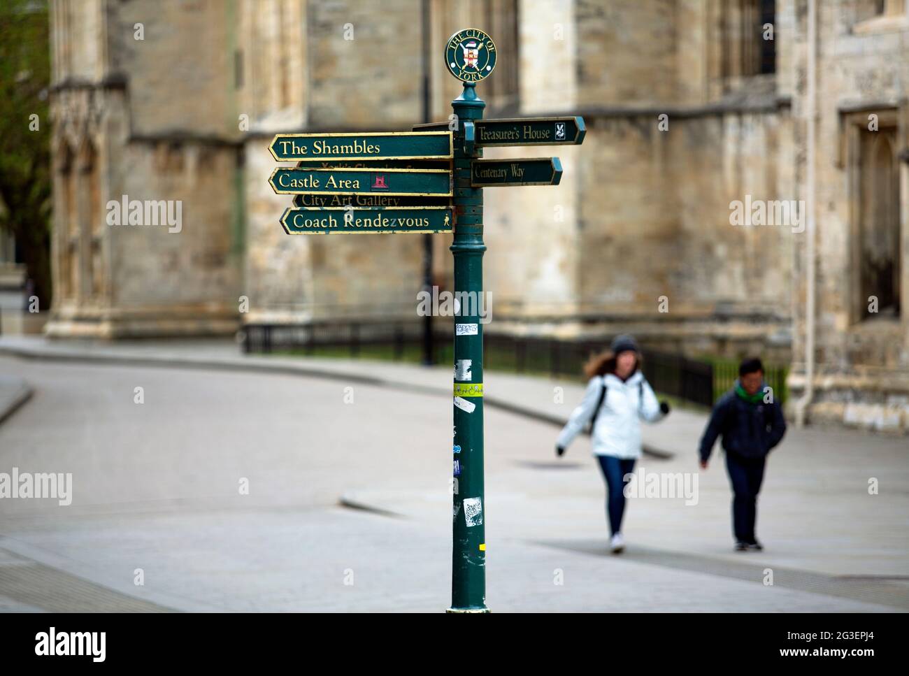 Les gens marchent dans les rues vides du centre-ville de York, dans le nord du Yorkshire. York est une ville qui prospère sur le tourisme et les touristes aussi occupés à faire du shopping Banque D'Images