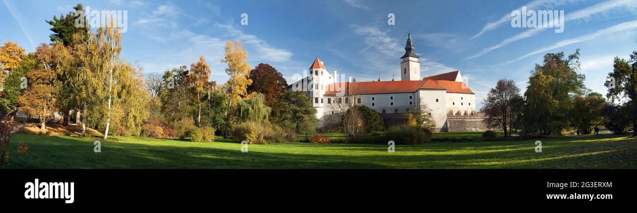 Vue panoramique sur le château ou le château de Telc ou de Teltsch, république tchèque Banque D'Images