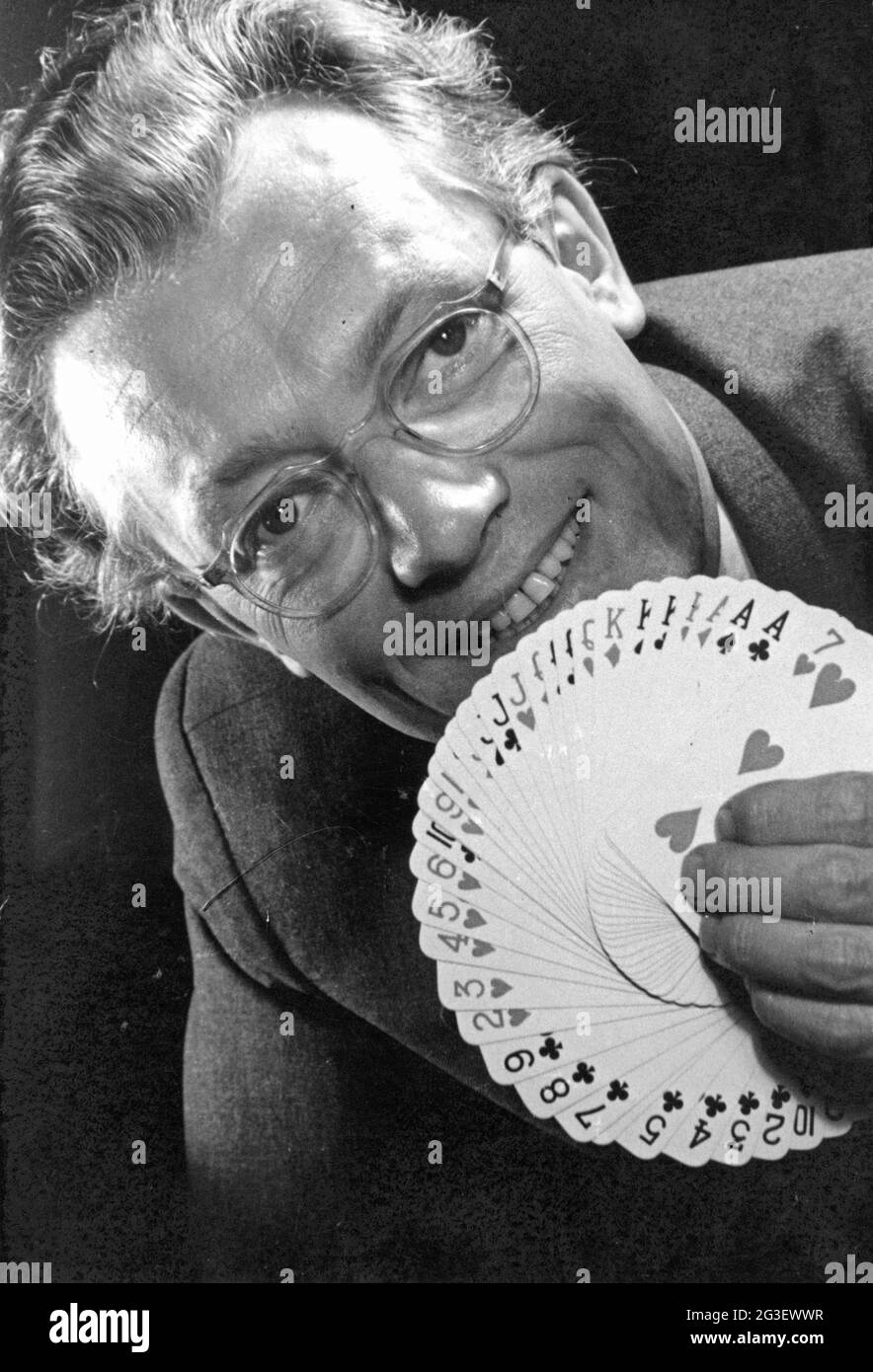Jeu, carte à jouer, un homme avec un jeu de cartes fannée-française, Allemagne, années 1950, DROITS-SUPPLÉMENTAIRES-AUTORISATION-INFO-NON-DISPONIBLE Banque D'Images