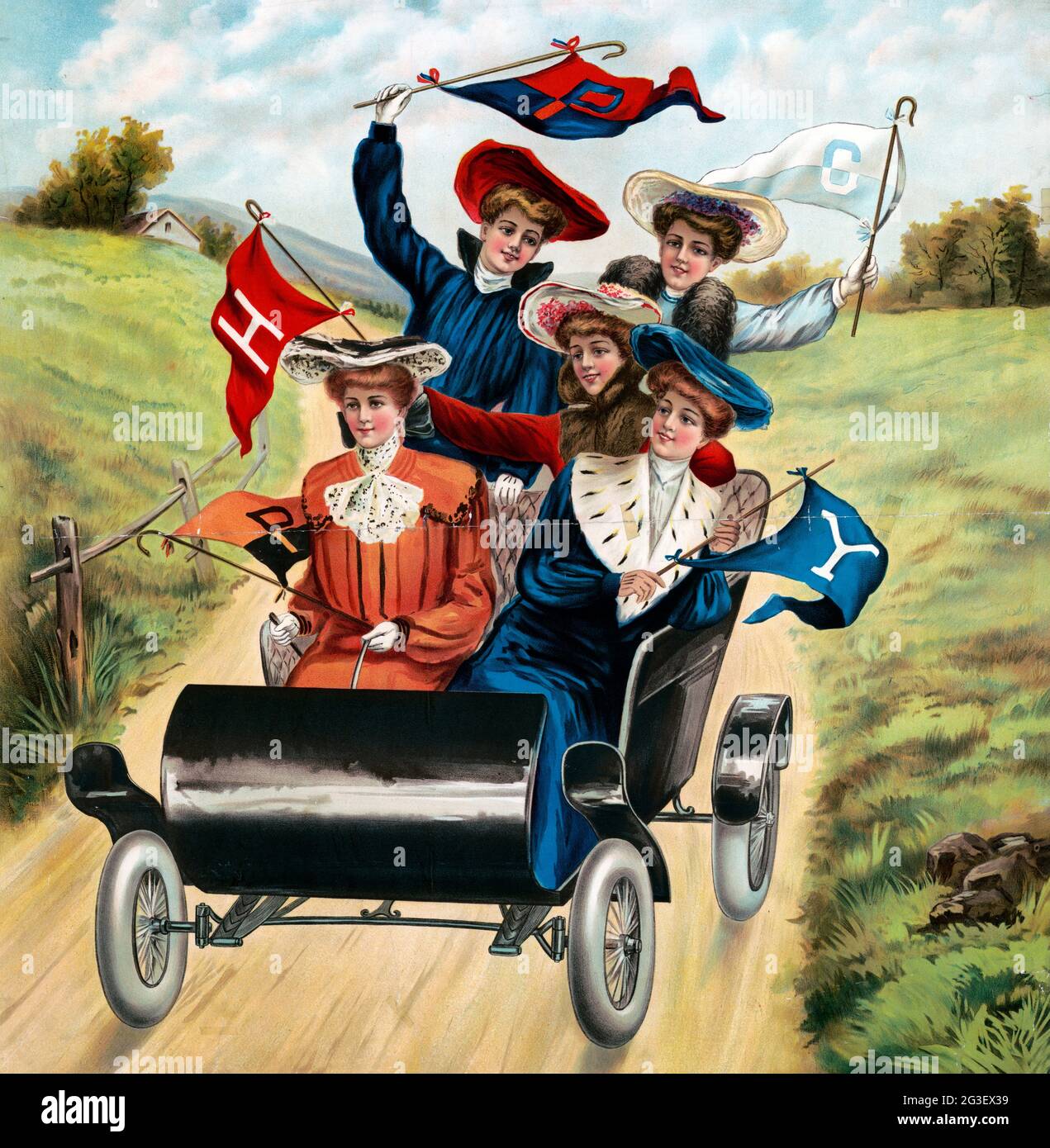 Cinq femmes conduisant dans une voiture ancienne, chacune est habillée de manière très tendance, portant des manteaux et des chapeaux, tenant des drapeaux. Banque D'Images