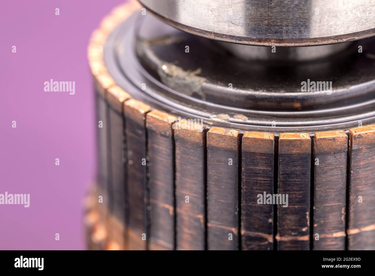 La barre de commutation en cuivre du moteur électrique se ferme. Rotor du moteur électrique. Banque D'Images