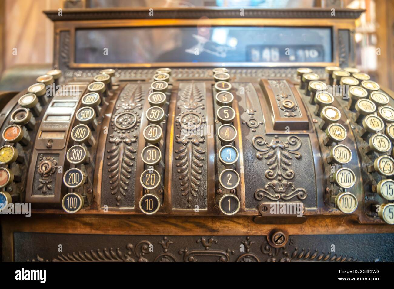 Machine à caisses vintage marron joliment décorée Banque D'Images