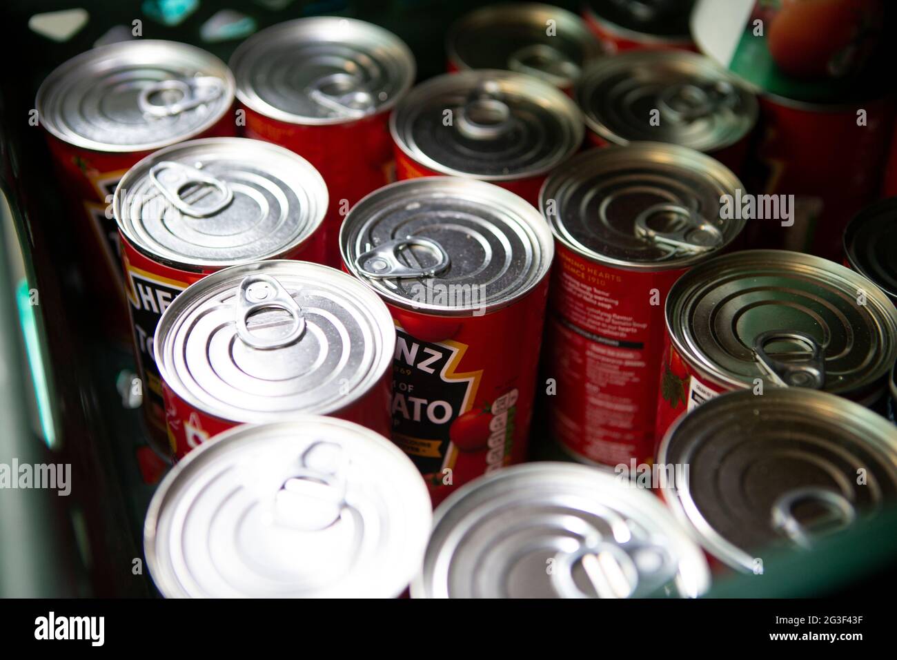 Boîtes de soupe de tomates Heinz prêtes à être distribuées à ceux qui en ont besoin au Centre d'accueil de Huddersfield, dans l'ouest du Yorkshire. Le centre d'accueil est un F Banque D'Images