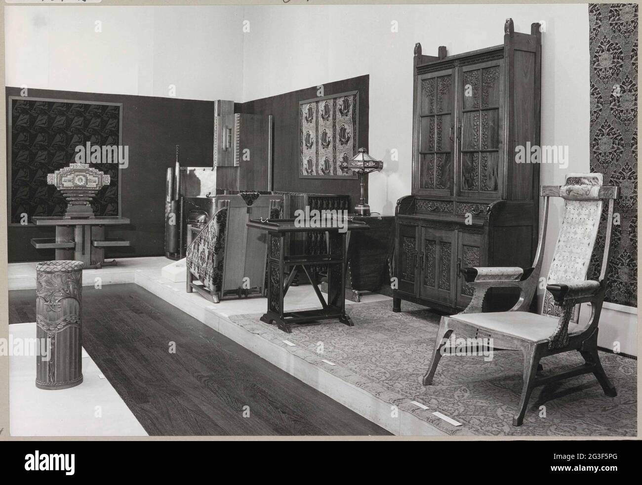 Coin d'une chambre avec meubles; Jugendstil. Un poêle de chambre composé de  meubles de, entre autres, Theo Nieuwenhuis et H.F. Jansen & Sons Photo  Stock - Alamy