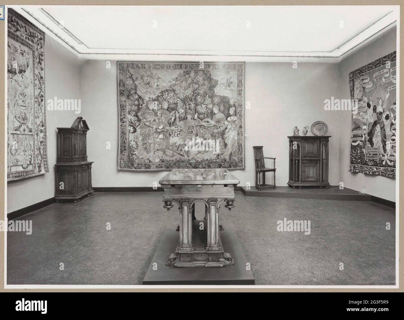 Salle avec tapisseries et meubles ; exposition du gothique à l'Empire : chefs-d'œuvre français du Musée des Arts Décoratifs à Paris. Sur le mur arrière, la tapisserie adonis, fabriquée dans le studio de la Trinite France au XVIe siècle. Gauche et droite sont des placards de la seconde moitié du XVIe siècle. Banque D'Images